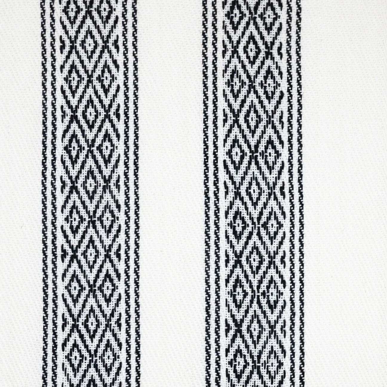 🦙 Llama wool white with bloack diamond pattern poncho